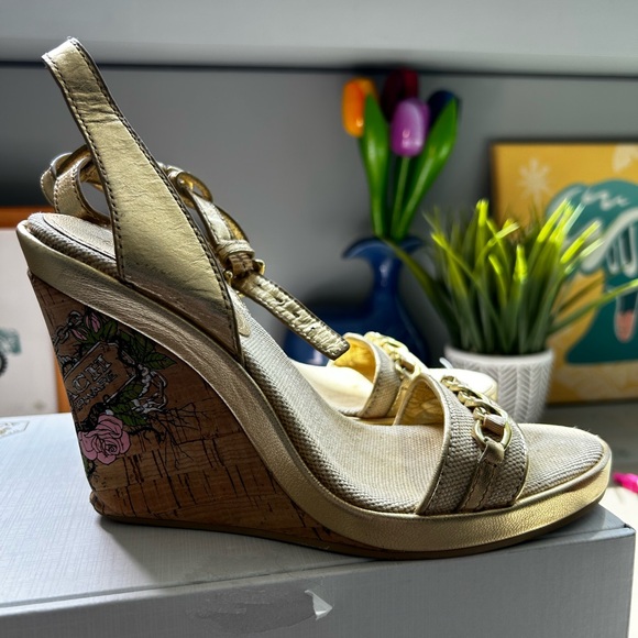 Unique gold color Coach sandal - Picture 3 of 6